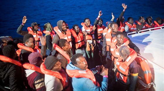 Migranti se přemísťují z lodi Sea Watch 3 německé nevládní organizace do...