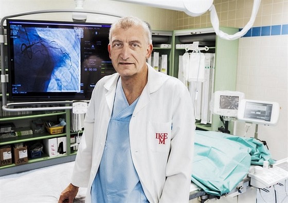 MUDr. Michael Želízko od roku 1992 vede oddělení Intervenční kardiologie na...