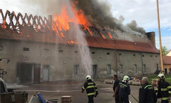 Kulturní dům v Budči začal hořet v sobotu 11. května před osmou hodinou ráno....
