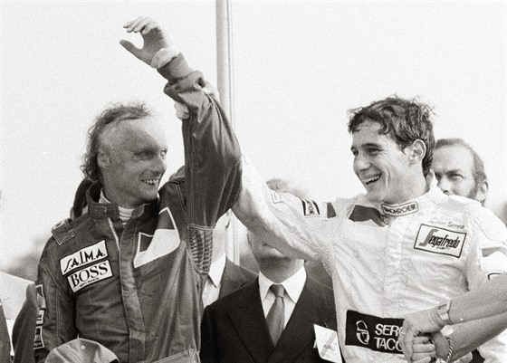 Ayrton Senna (vpravo) ml s Niki Laudou leccos spoleného. Oba géniové volantu...
