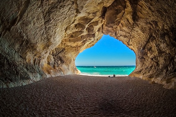 Pohled z jedné z pobřežních jeskyň u pláže Cala Luna