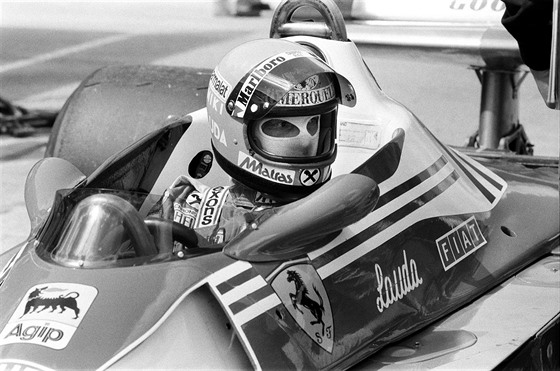 Automobilový závodník Niki Lauda ped závodem F1 v Silverstone (14. ervence...