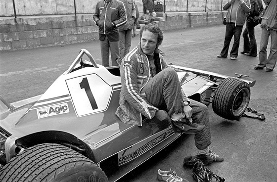 Automobilový závodník Niki Lauda ped tréninkovou jízdou (1976)