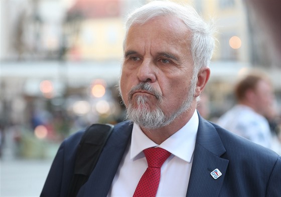 Ivan David přichází do pražského volebního štábu SPD. (26. května 2019)