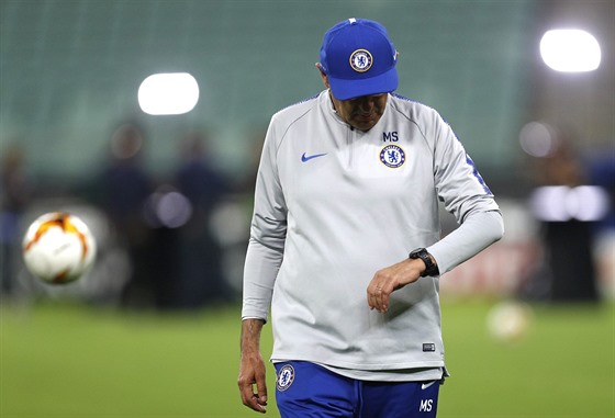 Italský kou Maurizio Sarri na trénink fotbalist Chelsea ped finále Evropské...
