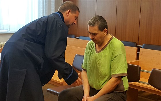Obžalovaný Vladimír Sárközi (vpravo) při rozhovoru se svým obhájcem ex offo....