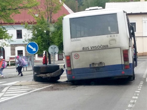 Nahnutý linkový autobus krátce poté, co mu na náměstí v Trhové Kamenici upadlo...