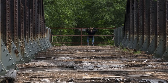 Na zchátralý most přes Chrudimku v lokalitě Červeňák je sice vstup zakázán,...