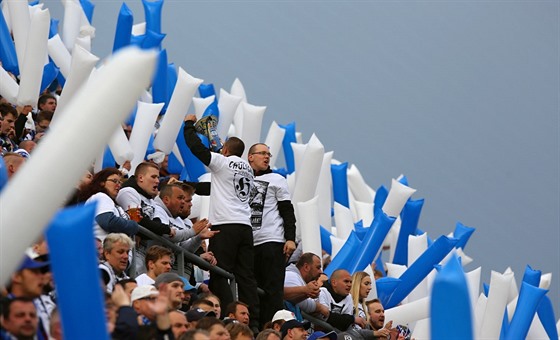 Fanouci fotbalist Baníku Ostrava  povzbuzují svj tým ve finále poháru v...