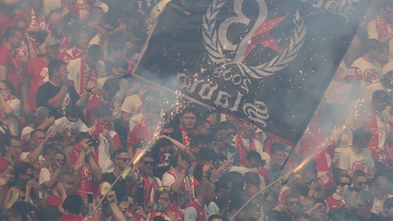 Slávističtí fanoušci během derby proti Spartě.