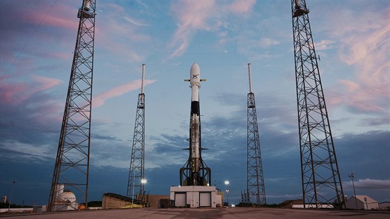 Nosi Falcon 9 pipravený k vynesení první skupiny satelit Starlink