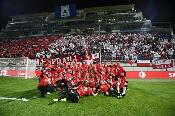 Fotbalisté Slavie slaví zisk poháru. Ve finále porazili Baník 2:0.