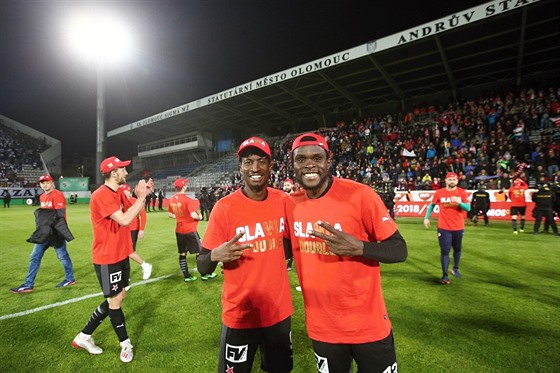Fotbalisté Slavie Peter Olayinka (nalevo) a Michael Ngadeu slaví zisk poháru....