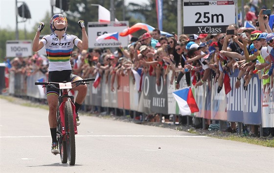 Kate Courtneyová vítzí v závodu Svtového poháru v cross country horských kol...