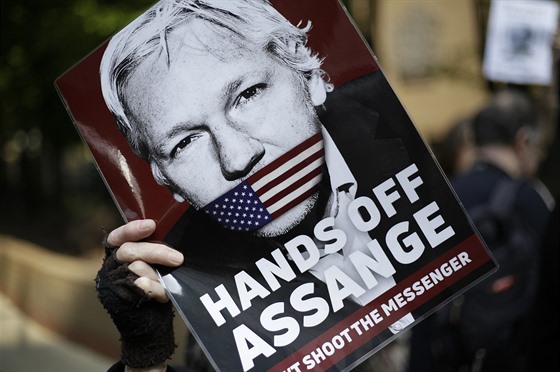 Fotka Juliana Assange, kterou drí jeho stoupenec na demonstraci v Londýn. (1....