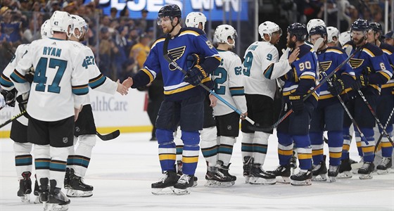 Hokejisté St. Louis Blues dkují soupei ze San Jose Sharks za sérii v play off...