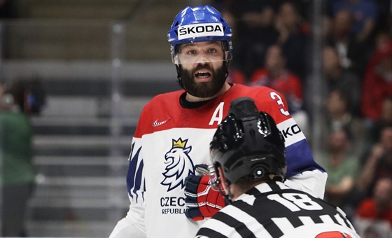 Radko Gudas z eska komunikuje s rozhodím.