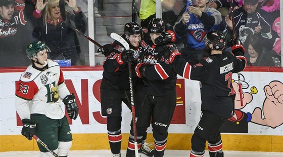 Jakub Lauko (druhý zprava) se raduje se spolugrái z Rouyn-Noranda Huskies z...