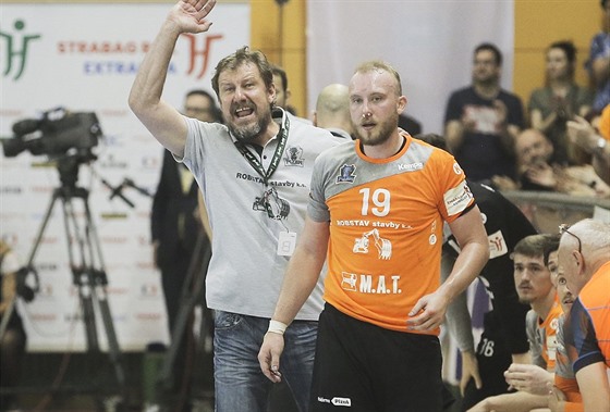 Michal Tonar udluje pokyny svému týmu.