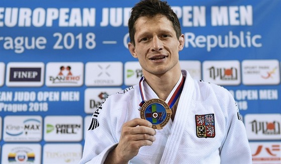 Hradecký judista Pavel Petikov s bronzovou medailí, kterou získal loni na...