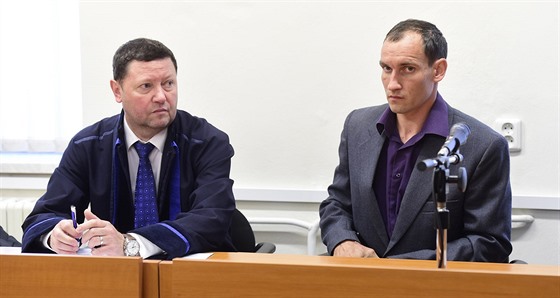 idi hasiské cisterny Petr Matjíek (vpravo) elí u soudu obalob z...
