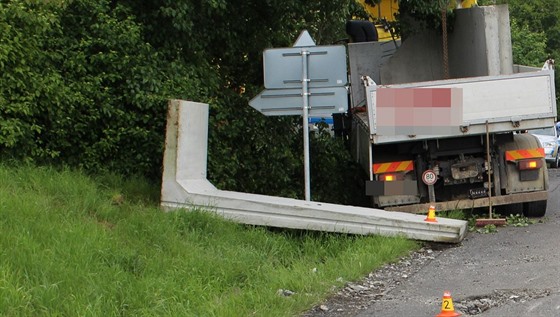 idi nákladního auta peváející betonové panely jel píli rychle, jeden z...