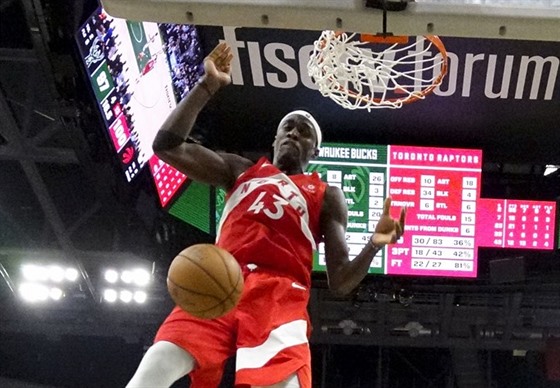 Pascal Siakam z Toronta zasmeoval proti Milwaukee.