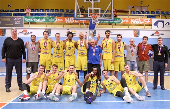 Basketbalisté Olomoucka se radují z ligového bronzu.