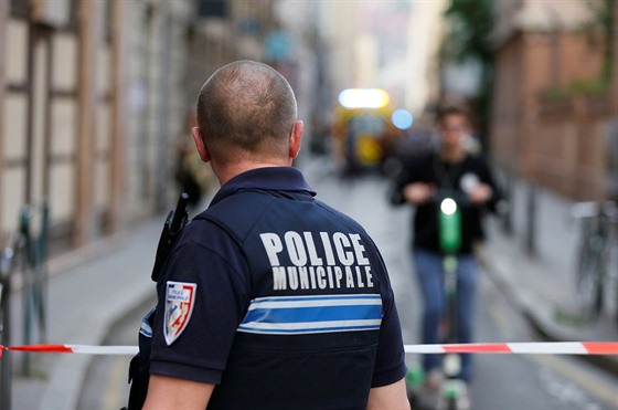 Policista u místa výbuchu ve francouzském Lyonu. (24. kvtna 2019)