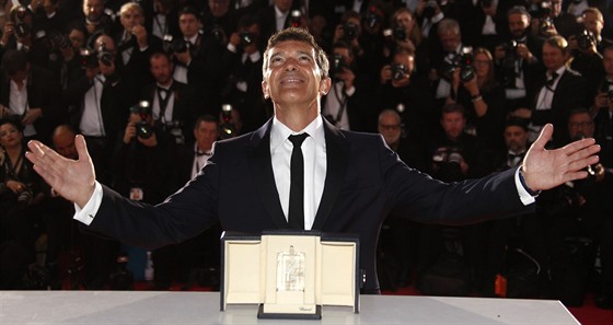 Antonio Banderas pózuje fotografům po skončení slavnostní ceremonie v Cannes...