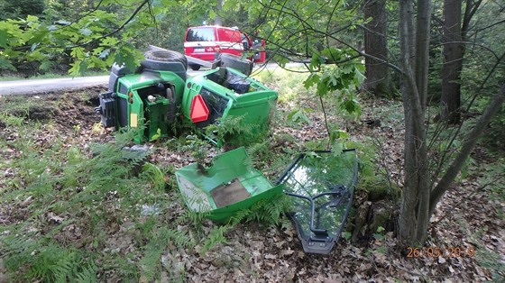 Pracovní stroj sjel do píkopu u Albrechtic nad Orlicí (26. 5. 2019).