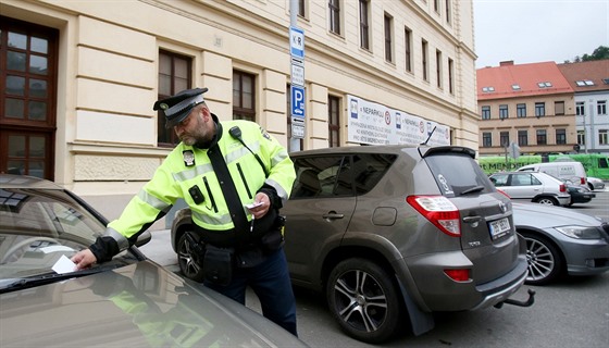 Za patné parkování na místech K+R vera brnntí stráníci rozdávali pokuty i...