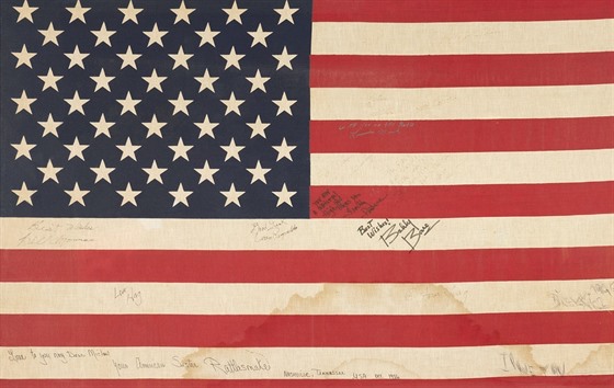 Vlajka, na kterou se Michalovi Tučnému podepsaly legendy americké country...