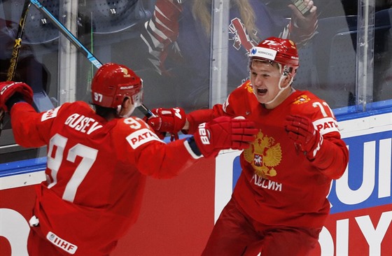 Rutí hokejisté Kirill Kaprizov (vpravo) a Nikita Gusev slaví gól v síti USA.