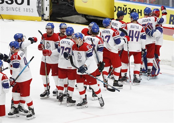 Čeští hokejisté slaví čtvrtfinálový triumf nad Německem.