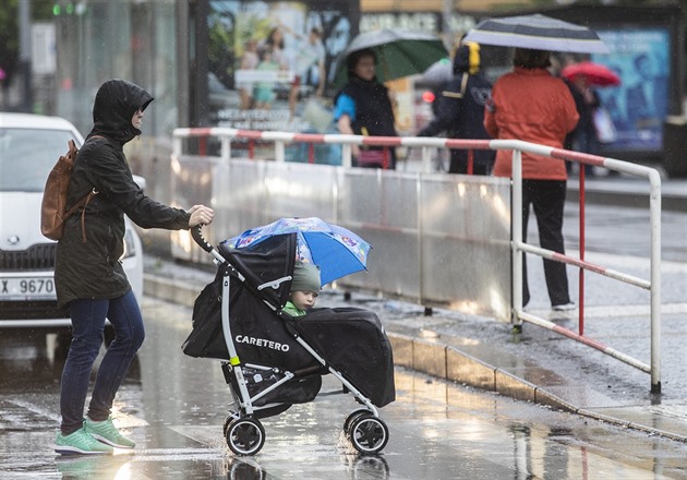 Na Česko se ženou supercely. Padají až dvoucentimetrové kroupy