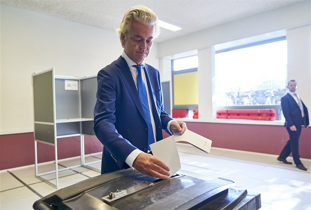 Dotlačit k úspěchu. Proč nizozemské volby vyhrál „extremista“ Wilders