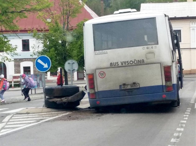 Nahnutý linkový autobus krátce poté, co mu na námstí v Trhové Kamenici upadlo...