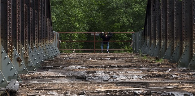 Na zchátralý most pes Chrudimku v lokalit erveák je sice vstup zakázán,...