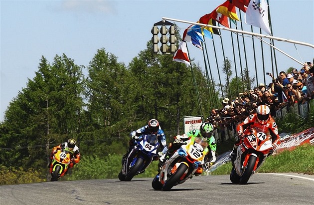 Při závodech v Hořicích vyjelo proti motocyklistům osobní auto