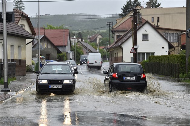 Zaplavená Chrastovská ulice ve Vizovicích na Zlínsku.