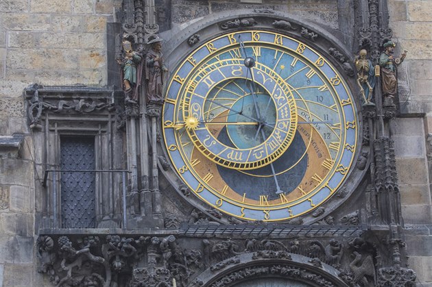 Ciferník staromstského orloje ped rekonstrukcí.