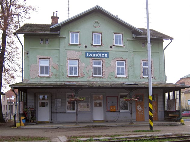 Budova �elezni�ní stanice v Ivan�icích od cestování vlakem spí� odrazovala. 