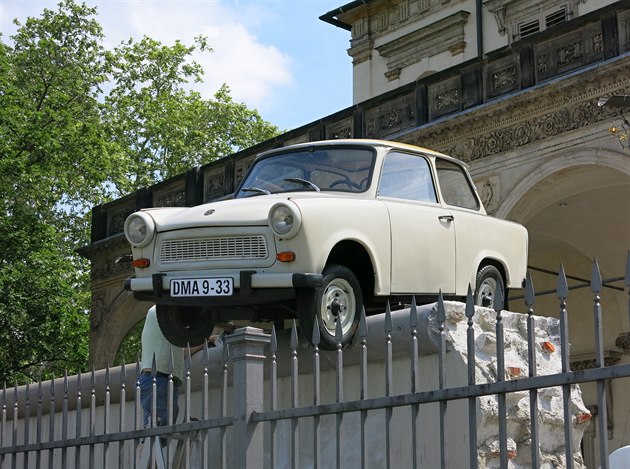 Trabant na zdi u Královského letohrádku