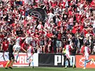 EUFORIE. Slavia velmi brzy vstelila v závreném derby sezony první branku....
