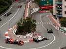Velká cena Monaka - v popedí závodu Hamilton a Bottas.