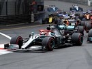 Lewis Hamilton a Valtteri Bottas na pedních pozicích bhem Velké ceny Monaka.