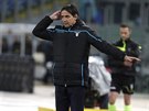 Trenér fotbalist Lazia Simone Inzaghi udílí pokyny svým svencm.