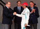 Lewis Hamilton přijímá gratulaci od Alberta II.