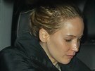 Jennifer Lawrencová bez make-upu v aut cestou do obchodu